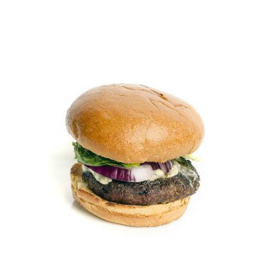 Beyaz arka plan karşı izole lezzetli sığır eti burger