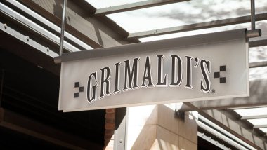 Los Angeles 'ın güzel hava görüntüleri, Haziran Kasveti, deniz katmanı bulutları, Sunset Bulvarı' nın yanındaki golf kulübüne akın ediyor..