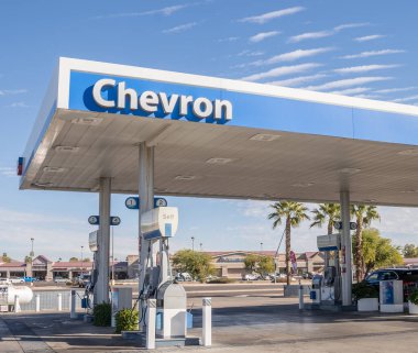 Los Angeles 'ın güzel hava görüntüleri, Haziran Kasveti, deniz katmanı bulutları, Sunset Bulvarı' nın yanındaki golf kulübüne akın ediyor..