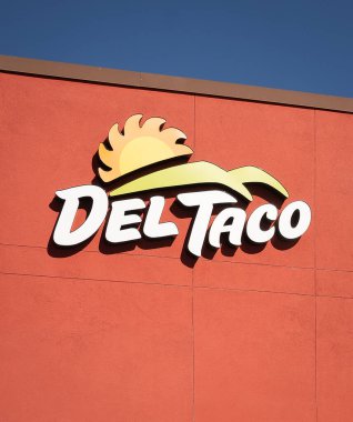 Los Angeles 'ın güzel hava görüntüleri, Haziran Kasveti, deniz katmanı bulutları, Sunset Bulvarı' nın yanındaki golf kulübüne akın ediyor..