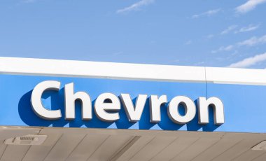 Los Angeles 'ın güzel hava görüntüleri, Haziran Kasveti, deniz katmanı bulutları, Sunset Bulvarı' nın yanındaki golf kulübüne akın ediyor..