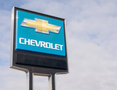 Los Angeles 'ın güzel hava görüntüleri, Haziran Kasveti, deniz katmanı bulutları, Sunset Bulvarı' nın yanındaki golf kulübüne akın ediyor..