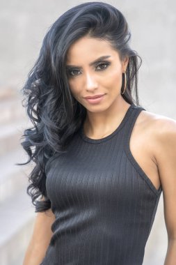 Muhteşem gözleri ve uzun siyah saçları olan güzel bir kadın.