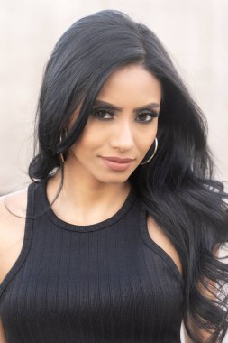 Muhteşem gözleri ve uzun siyah saçları olan güzel bir kadın.