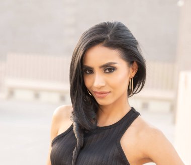 Muhteşem gözleri ve uzun siyah saçları olan güzel bir kadın.