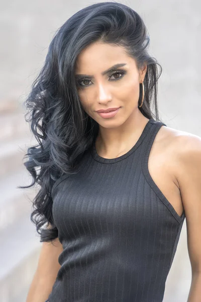 Muhteşem gözleri ve uzun siyah saçları olan güzel bir kadın.