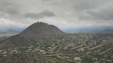 Muson mevsimi boyunca Kuzey Scottsdale 'in fırtınalı hava manzarası.
