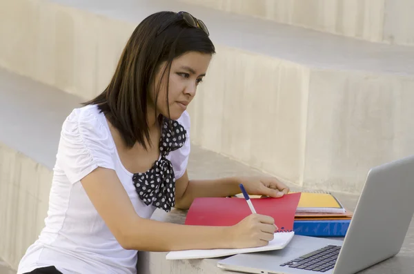 Studente universitario che lavora su laptop studiando — Foto Stock