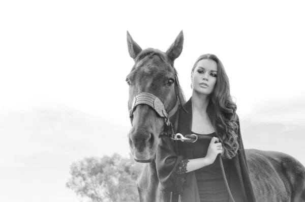 Belle jeune femme et son cheval — Photo