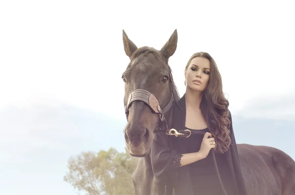 Belle jeune femme et son cheval — Photo