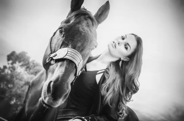 Hermosa joven mujer y su caballo — Foto de Stock