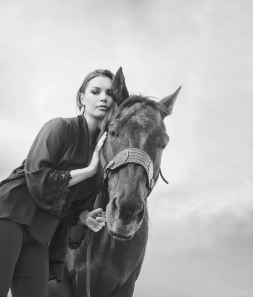 Belle jeune femme et son cheval — Photo