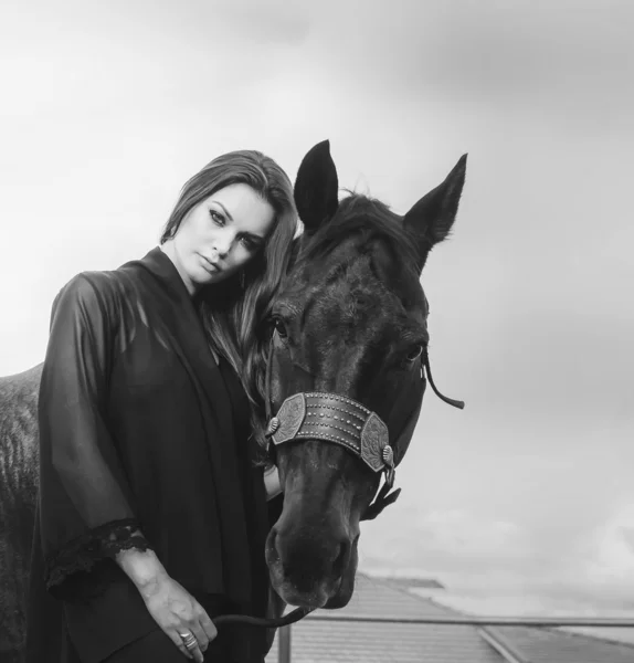 Belle jeune femme et son cheval — Photo