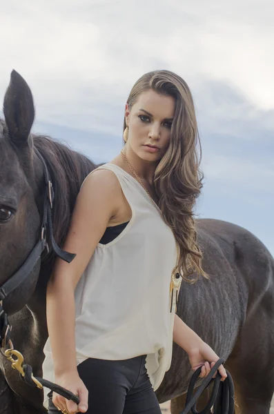 Mulher bonita e seu cavalo — Fotografia de Stock