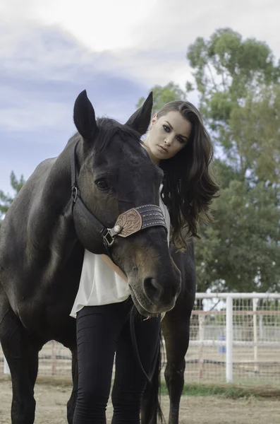 Красивая молодая женщина и ее лошадь — стоковое фото