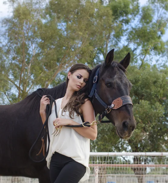 Mulher bonita e seu cavalo — Fotografia de Stock