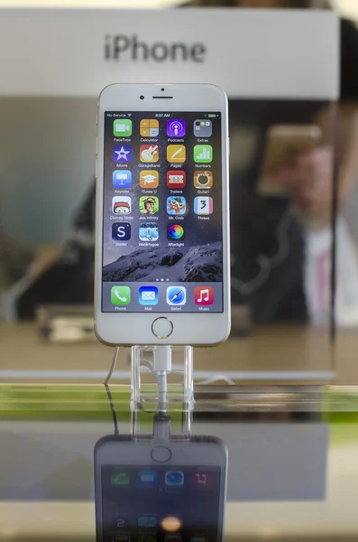 IPhone 6 Plus 5.5 inch retina HD on display — Stock Photo, Image