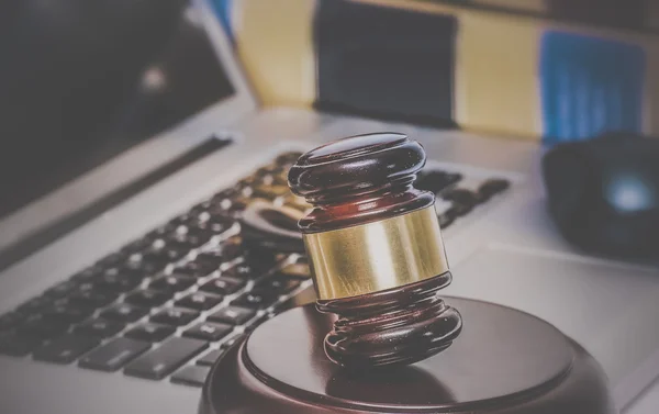 Gavel on computer with legal books — Stock Photo, Image