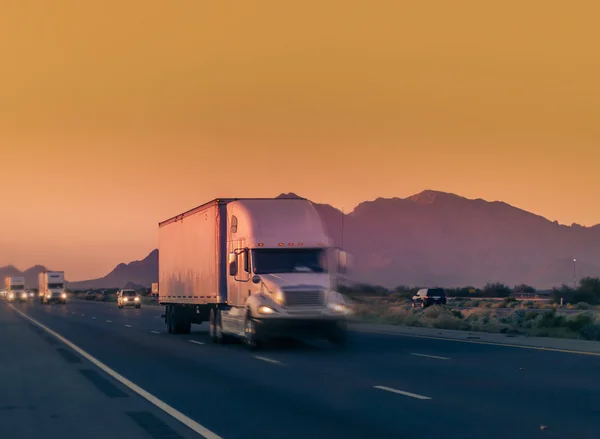 LKW und Autobahn bei Sonnenuntergang - Hintergrund des Transports — Stockfoto