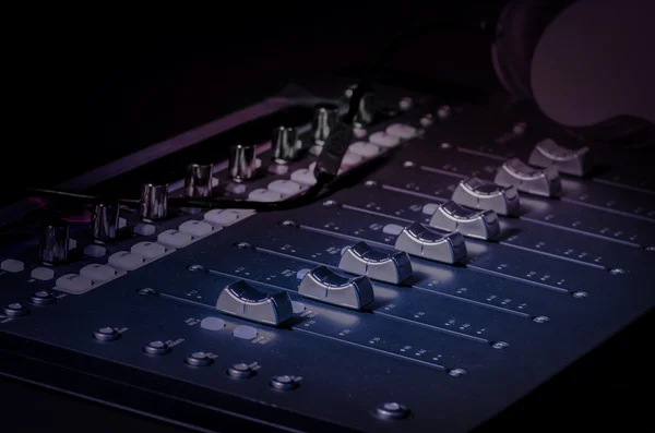 Placa de som estúdio gravando controles deslizantes de música — Fotografia de Stock