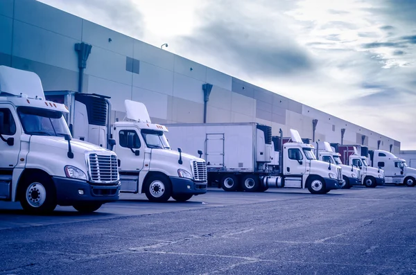 Camions déchargeant à l'entrepôt — Photo