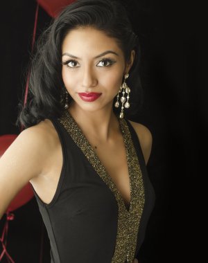 Siyah elbiseli güzel genç kadın karanlık egzotik görünüyor