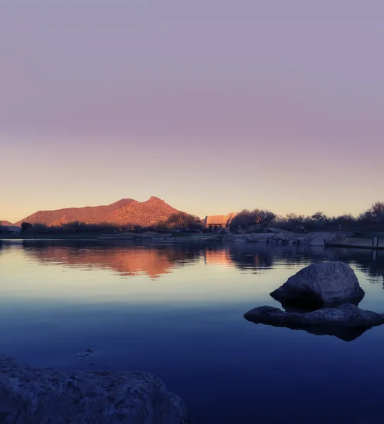 Scottsdale, Arizona, Usa, ochtend zonsopgang rode bergen meer voorgrond — Stockfoto