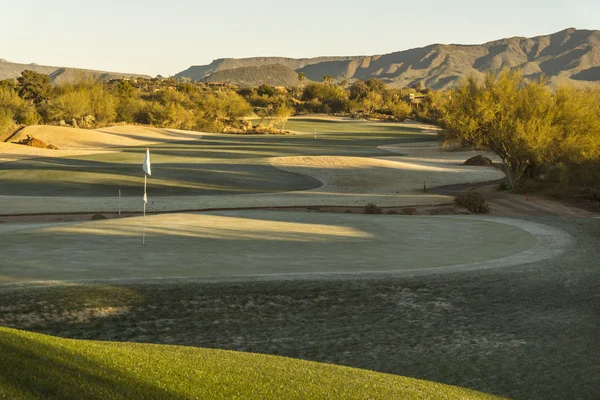 Vista desde la trampa de arena bunker del hoyo del campo de golf con impresionante paisaje del desierto —  Fotos de Stock