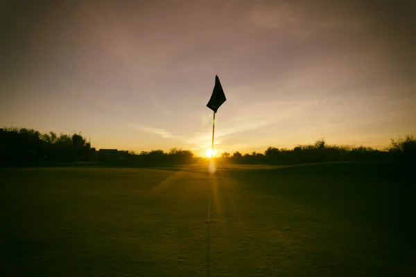 Vista dal bunker trappola sabbia della buca campo da golf con splendido paesaggio desertico — Foto Stock