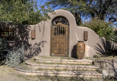 Şık rustik sıva kemerli kapı giriş