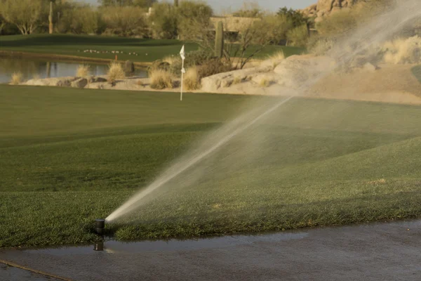 Vatten sprinkler på golfbana — Stockfoto