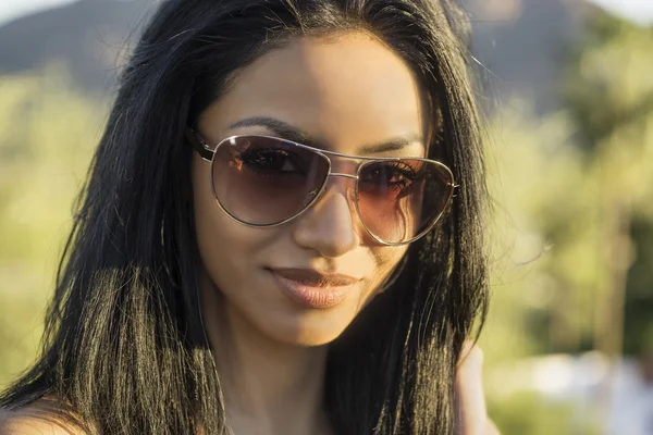 Hermosa joven con gafas de sol —  Fotos de Stock