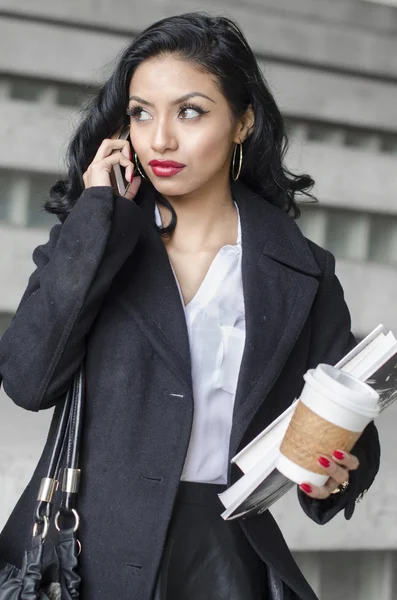 Frau telefoniert mit Handy — Stockfoto