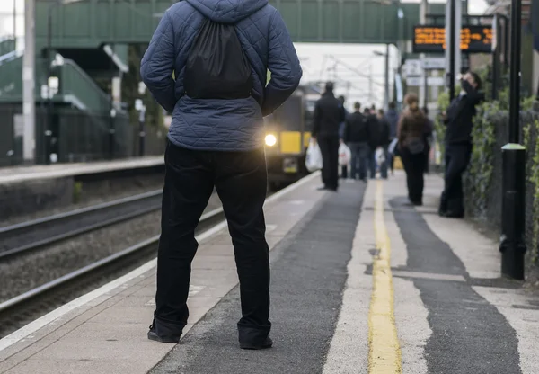 Homem em pé na estação ferroviária — Fotografia de Stock