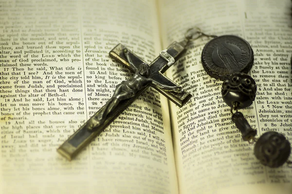 Korsa krucifix på Bibeln — Stockfoto