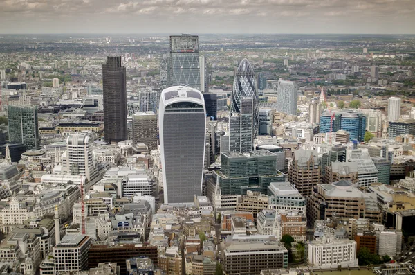 Yeni ve eski binaları ile Londra İngiltere nin ünlü finansal Şehir alanının havadan görünümü. — Stok fotoğraf