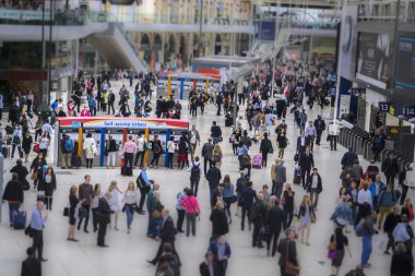 Londra, İngiltere - 11 Mayıs 2015 Waterloo tren istasyonu yoğun kalabalık