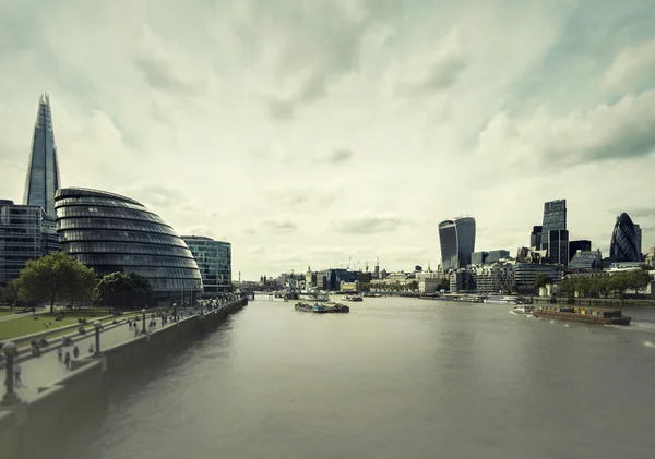 Rzeki Tamizy i london city od mostu Tower Bridge — Zdjęcie stockowe