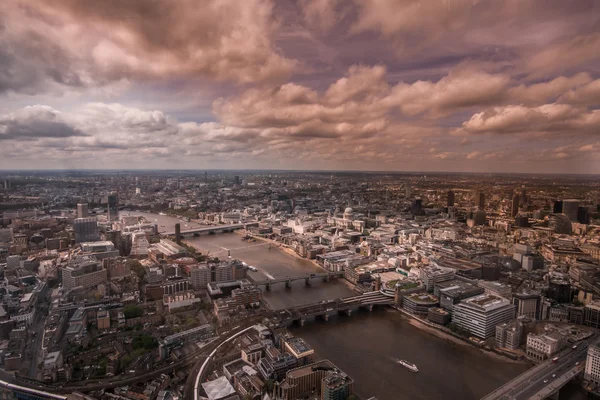 A légi felvétel a londoni city, a gyönyörű ég. — Stock Fotó