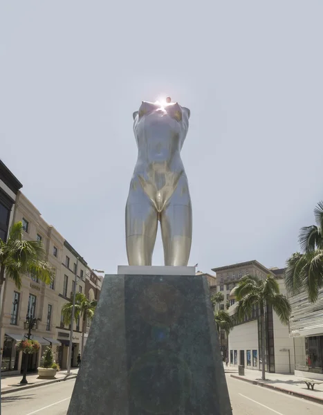 Beverly Hills, Ca, 2: a juni 2015. En 14 fot lång skulptur rätt Torso — Stockfoto