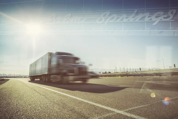 California woestijn trucking dubbele blootstelling afbeelding - vrachtwagen op de snelweg i10 passeren van Palm Springs — Stockfoto