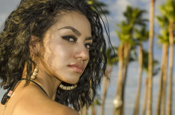 Vackra exotiska ung kvinna i tropiska läge — Stockfoto