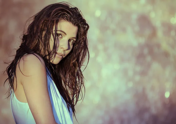 Foto de arte del modelo posando con agua cayendo detrás..... Imagen cruzada procesada —  Fotos de Stock