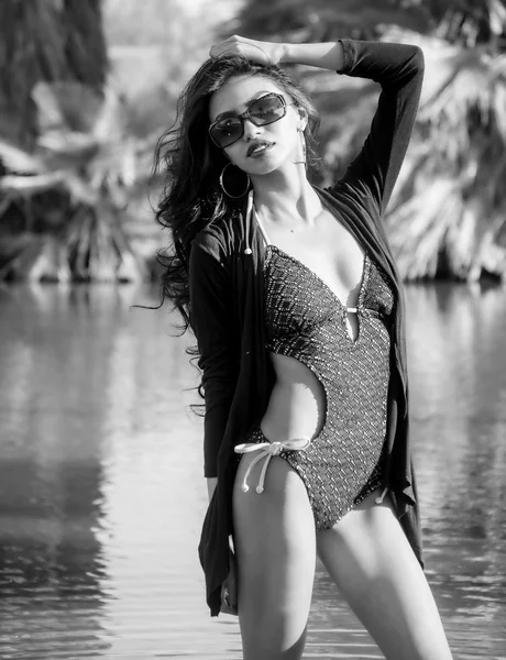 Hermoso modelo superior sexy en ubicación tropical con trajes de baño y gafas de sol —  Fotos de Stock