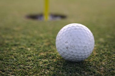 Golf topu deliğe yakın