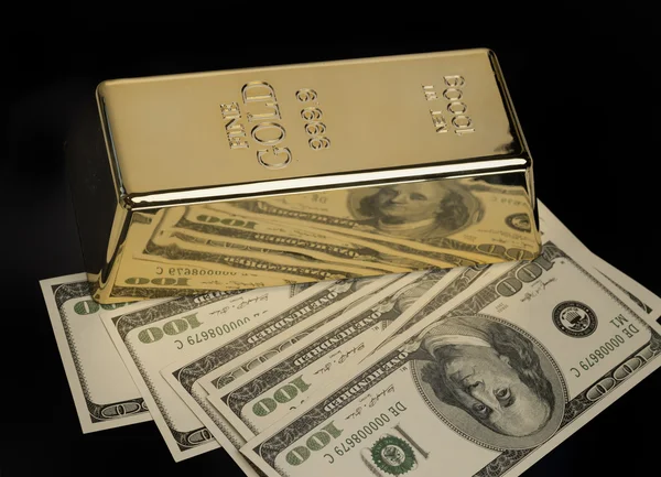 Gold bullion and US Dollar currency — Stock Photo, Image