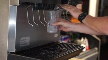 Adam serin çeşme içki self servis soda makineden seçme
