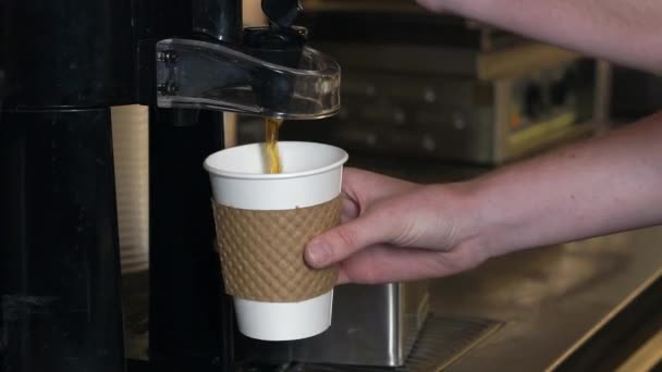 Warme koffie gieten in papier te gaan cup — Stockvideo