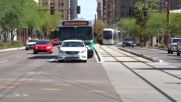 Phoenix, Az, 16 augusti 2015 Metro light rail pendlare gånger i nivå med amerikanska genomsnittet — Stockvideo