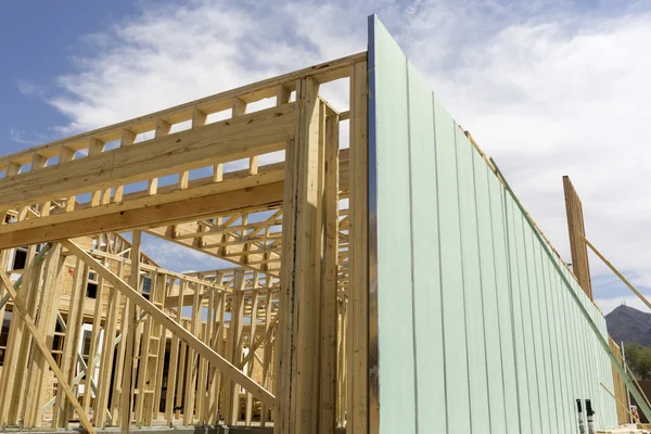 Stavební konstrukce dřevěné trámy ve výstavbě — Stock fotografie